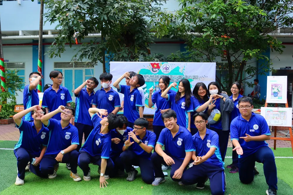 Các em học sinh khối 10 Trường THPT hào hứng tham dự triển lãm. Ảnh: T.N triển lãm tranh sắc màu nguyễn du