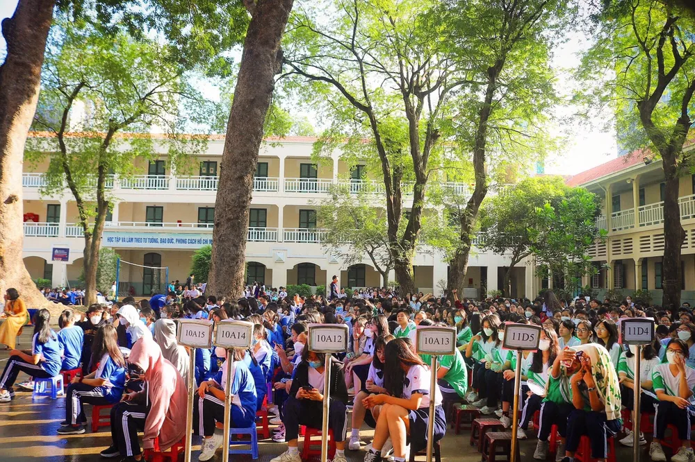 Đông đảo học sinh trường THPT Lê Quý Đôn (quận 3, TP.HCM) để tham gia buổi báo cáo. Ảnh: TÚ NGÂN Đông đảo học sinh trường THPT Lê Quý Đôn (quận 3, TP.HCM) để tham gia buổi báo cáo. Ảnh: TÚ NGÂN