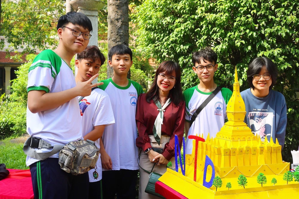 Những kiến thức về lịch sử Đông Nam Á nói chung và ASEAN nói riêng sẽ góp phần tạo nên kiến thức nền tảng cho học sinh trong việc hướng tới trở thành một công dân quốc tế trong thời đại hội nhập. Những kiến thức về lịch sử Đông Nam Á nói chung và ASEAN nói riêng sẽ góp phần tạo nên kiến thức nền tảng cho học sinh trong việc hướng tới trở thành một công dân quốc tế trong thời đại hội nhập.