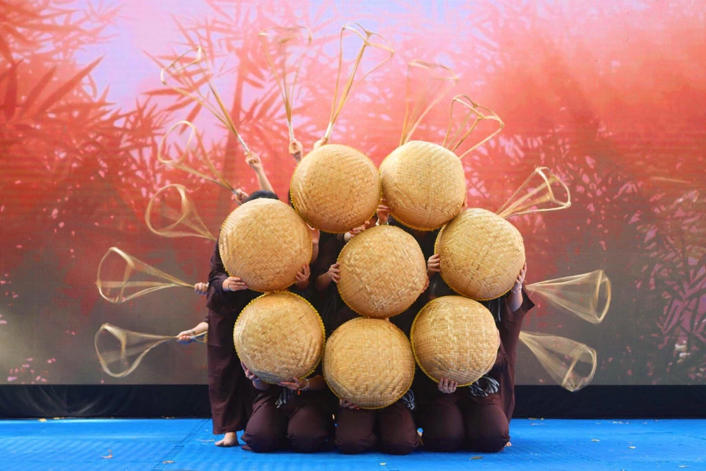 Các em học sinh tự chuẩn bị trang phục, dụng cụ cho các tiết mục trình diễn. Các em học sinh tự chuẩn bị trang phục, dụng cụ cho các tiết mục trình diễn.