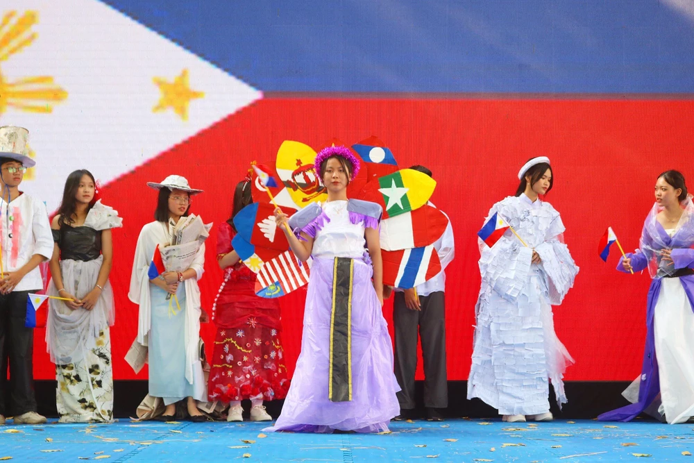 Bộ sưu tập thời trang "tái chế" kỳ công của các em học sinh Trường THPT Trưng Vương được chuẩn bị trong 1 tháng. Bộ sưu tập thời trang "tái chế" kỳ công của các em học sinh Trường THPT Trưng Vương được chuẩn bị trong 1 tháng.