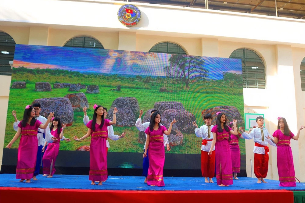 Tiết mục múa "Lâm tơi kiệu sào" của dân tộc Lào. Tiết mục múa "Lâm tơi kiệu sào" của dân tộc Lào.