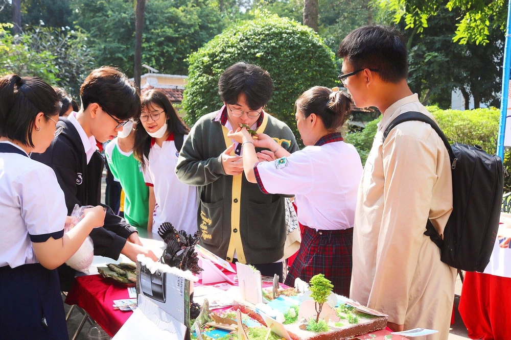 Mô hình tái hiện nền văn hóa của Indonesia, từ kiến trúc, tôn giáo, ẩm thực của các em học sinh Trường THPT Marie Curie. Mô hình tái hiện nền văn hóa của Indonesia, từ kiến trúc, tôn giáo, ẩm thực của các em học sinh Trường THPT Marie Curie.