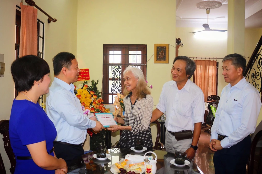 Phó Chủ tịch UBND TP.HCM thăm hỏi và gửi lời chúc sức khỏe đến các gia đình nhà giáo. Ảnh: TÚ NGÂN