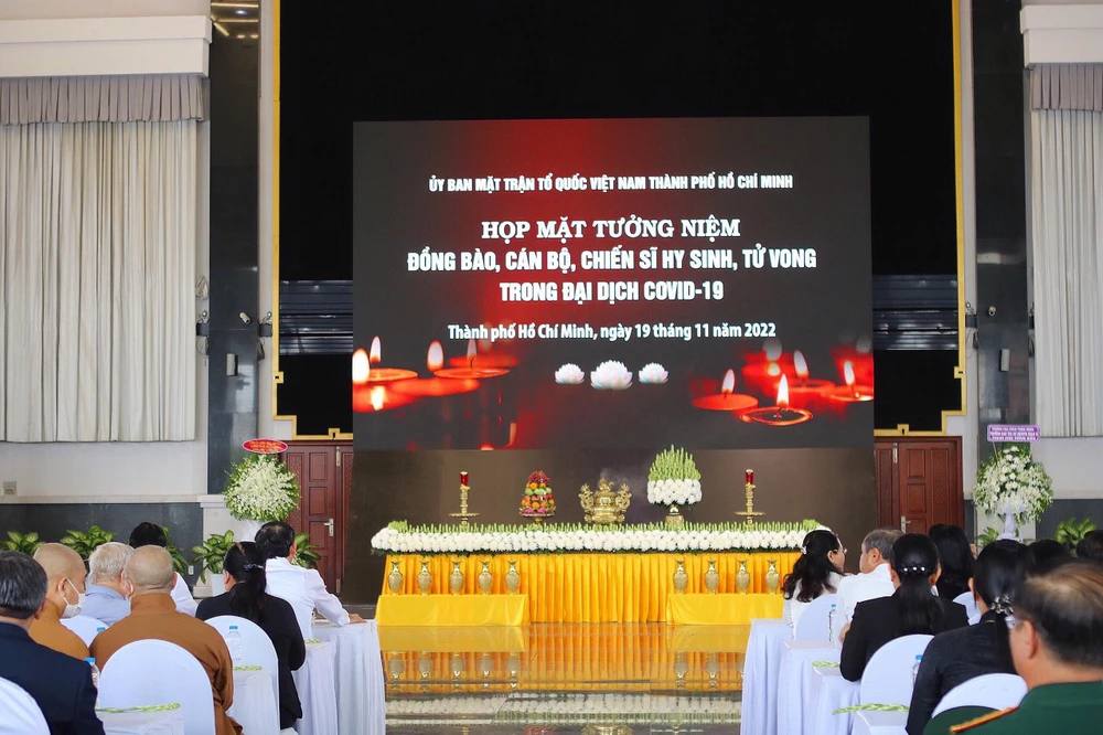Không khí trang nghiêm tại buổi họp mặt tưởng niệm đồng bào, cán bộ chiến sĩ hy sinh, tử vong trong đại dịch COVID-19. Ảnh: TÚ NGÂN