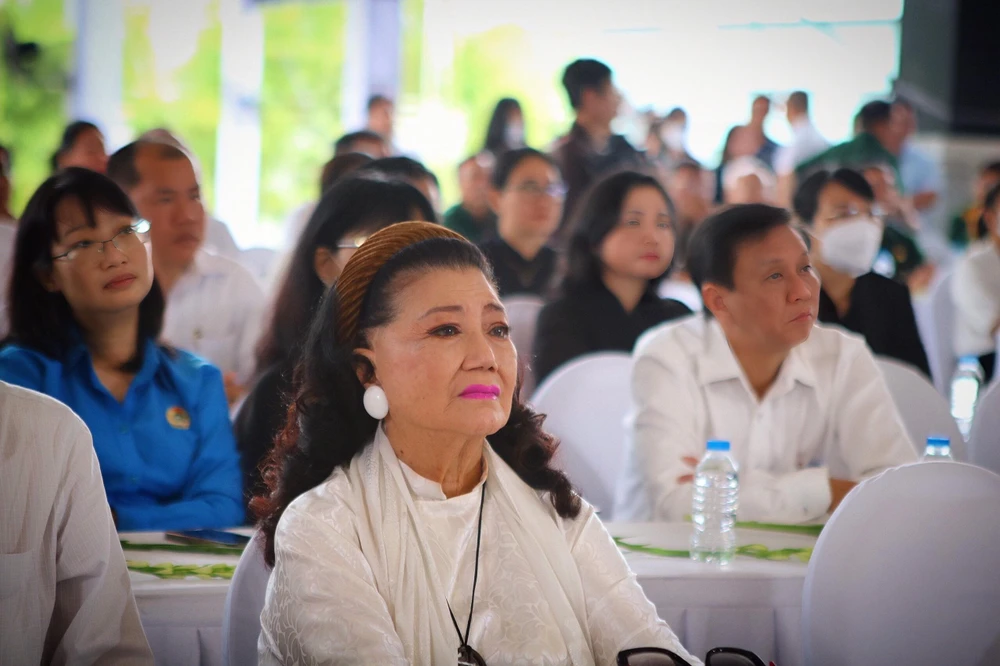 Đại biểu xúc động trong giây phút xem lại những thước phim tài liệu về sự hồi sinh của thành phố sau đại dịch COVID-19. Ảnh: TÚ NGÂN