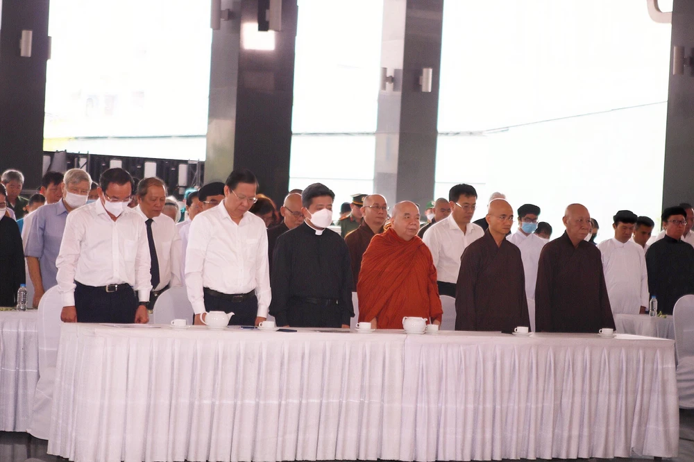 Lãnh đạo TP.HCM và các đại biểu cùng dành một phút tưởng niệm cho những hương linh. Ảnh: TÚ NGÂN