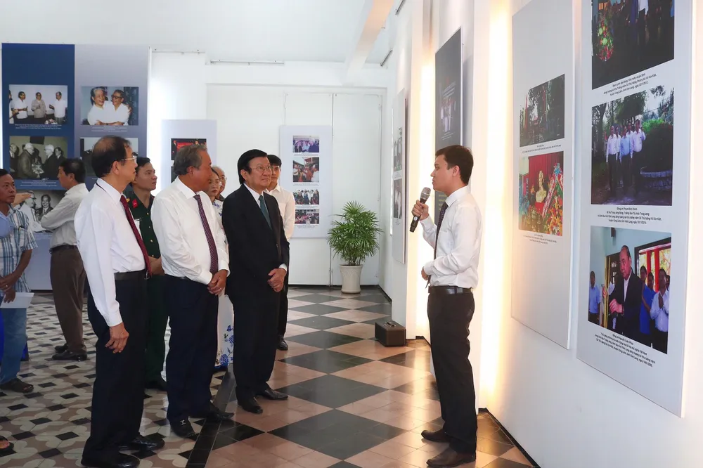 Các đại biểu bày tỏ niềm tự hào, trân trọng đối với những cống hiến, công lao to lớn của Cố Thủ tướng Võ Văn Kiệt. Ảnh: TÚ NGÂN Các đại biểu bày tỏ niềm tự hào, trân trọng đối với những cống hiến, công lao to lớn của Cố Thủ tướng Võ Văn Kiệt. Ảnh: TÚ NGÂN