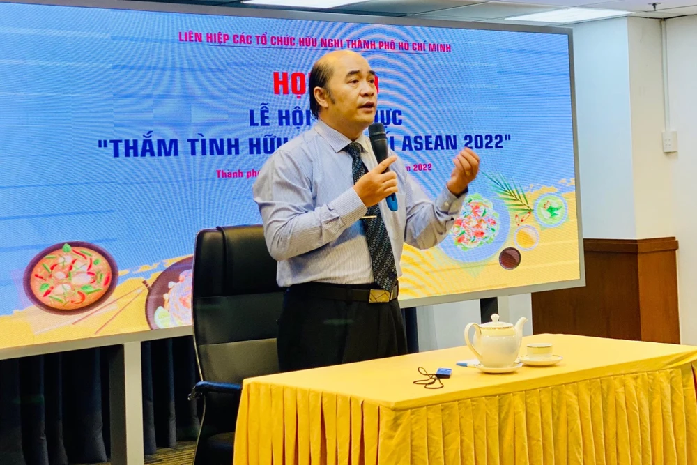 Ông Hồ Xuân Lâm, Phó Chủ tịch Liên hiệp Các tổ chức Hữu nghị TP.HCM phát biểu tại họp báo. Ảnh: T.N