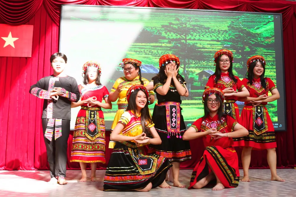 Tiết mục múa "Để mị nói cho mà nghe" của các em HS lớp 12A8 Trường THPT Ten Lơ Man. Ảnh: TÚ NGÂN Tiết mục múa "Để mị nói cho mà nghe" của các em HS lớp 12A8 Trường THPT Ten Lơ Man. Ảnh: TÚ NGÂN