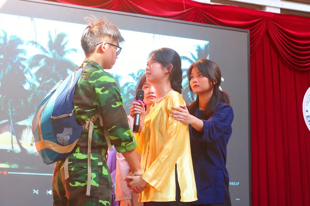 Tiết mục kịch "Chiếc lược ngà" của các em HS lớp 11A2 Trường THPT Ten Lơ Man. Ảnh: TÚ NGÂN Tiết mục kịch "Chiếc lược ngà" của các em HS lớp 11A2 Trường THPT Ten Lơ Man. Ảnh: TÚ NGÂN