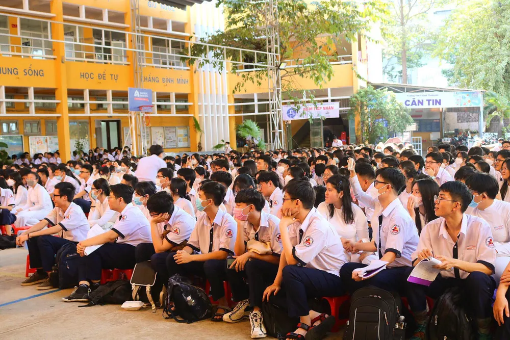 Các em HS Ten Lơ Man chăm chú và cổ vũ nhiệt tình cho các tiết mục trình diễn. Ảnh: TÚ NGÂN Các em HS Ten Lơ Manchăm chú và cổ vũ nhiệt tình cho các tiết mục trình diễn. Ảnh: TÚ NGÂN