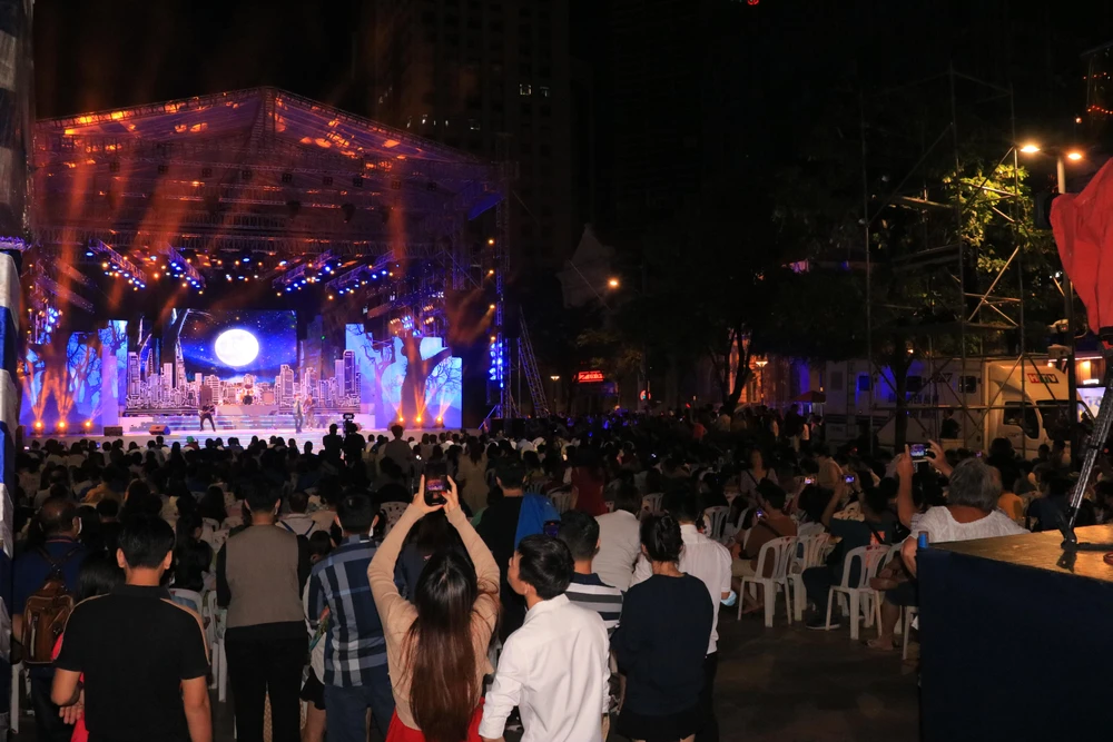 Đêm khai mạc lễ hội “Thành phố Hồ Chí Minh – Ngôi nhà của chúng ta” năm 2022 thu hút đông đảo người dân TP.HCM và du khách. Ảnh: VÕ THƠ