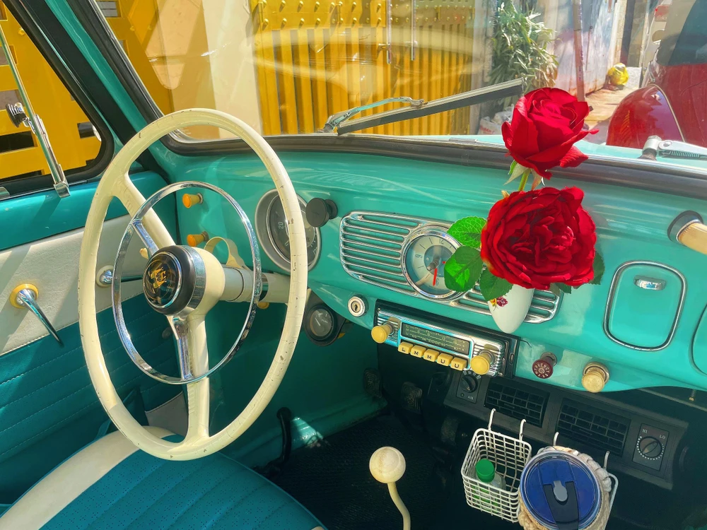 Bên trong một chiếc xe Volkswagen được trang trí khá lãng mạn.
