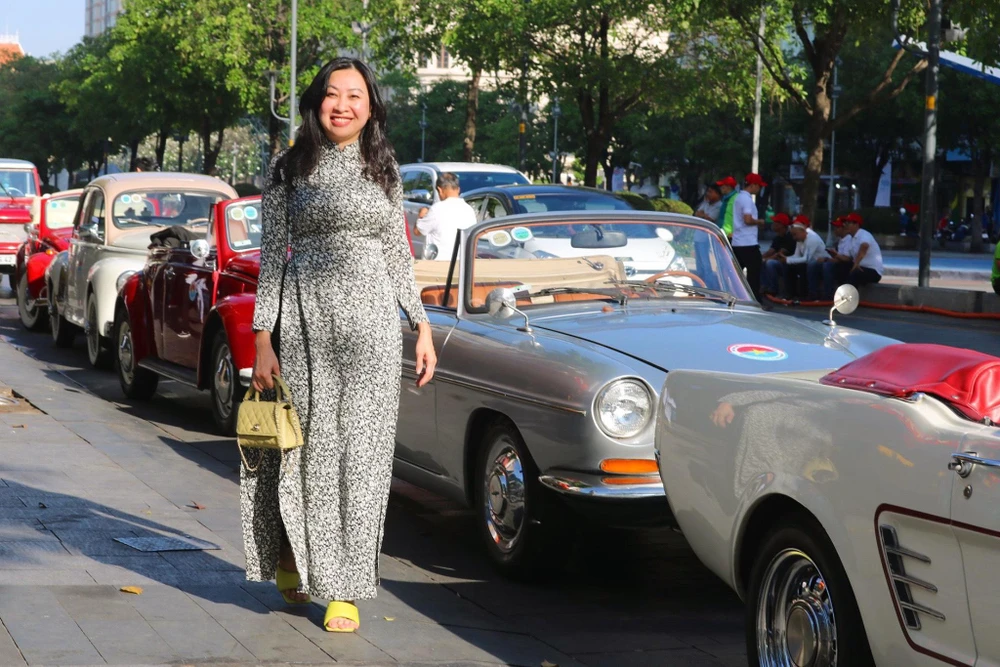 Một số thành viên nữ tham gia buổi diễu hành diện áo dài chụp ảnh bên những chiếc xe cổ, điểm tô thêm nét văn hóa truyền thống xưa vào cuộc diễu hành độc đáo này.