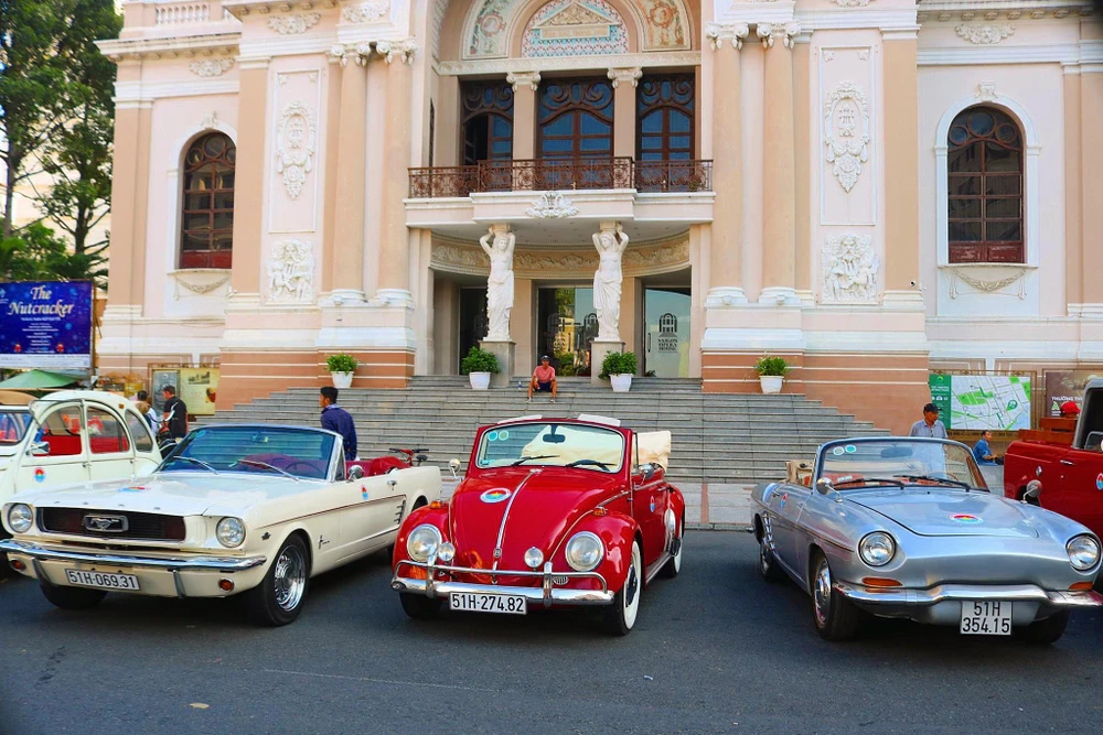 Các dòng ôtô cổ xuất hiện trong buổi diễu hành: Volkswagen, Mercedes, Ford Mustang...