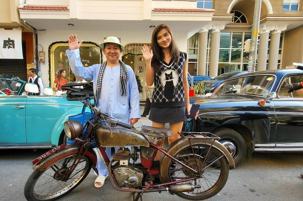 Ông Huỳnh Minh Hiệp và diễn viên Kim Tuyến bên cạnh chiếc xe dẫn đầu cuộc diễu hành.