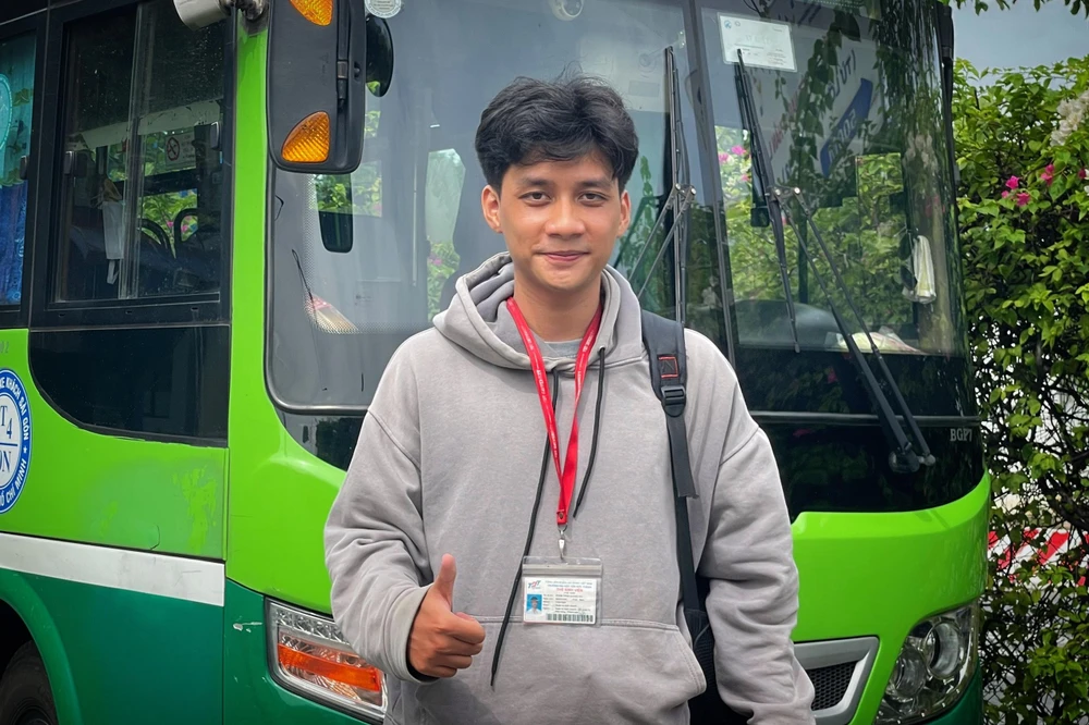 Sinh viên Phạm Trần Quang Đại hào hứng khi chờ đợi chuyến xe buýt 86. Ảnh: TÚ NGÂN