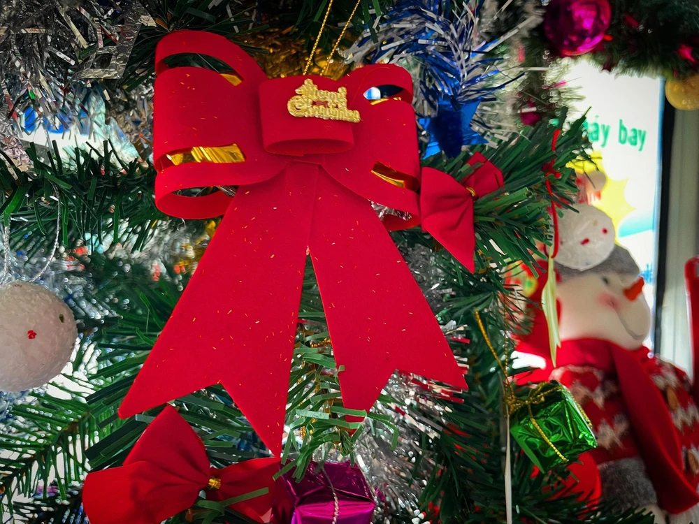 Phụ kiện được bác tài Lê Xuân Huy và vợ lựa chọn treo trên xe khiến cho không gian Giáng sinh bên trong xe buýt trở nên lộng lẫy. Ảnh: TÚ NGÂN.