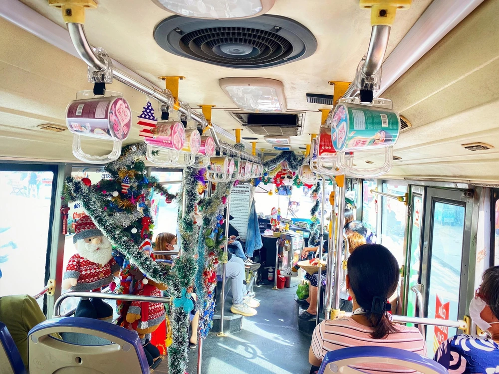 Không khí Giáng sinh ngập tràn trên chiếc xe buýt 86 của bác tài Lê Xuân Huy. Ảnh: TÚ NGÂN