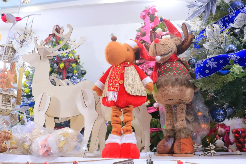 Mô hình tuần lộc, gấu bông được bày bán từ 200 ngàn đồng đến 450 ngàn đồng một sản phẩm. Ảnh: VÕ THƠ Mô hình tuần lộc, gấu bông được bày bán từ 200 ngàn đồng đến 450 ngàn đồng một sản phẩm. Ảnh: VÕ THƠ