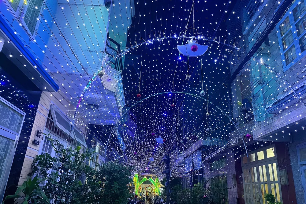 Xóm đạo trên đường Đồng Đen (quận Tân Bình) lung linh trước những ngày cận kề lễ Giáng sinh.