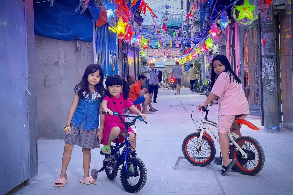 Một con hẻm trên đường Phạm Thế Hiển trang trí đèn ông sao, người lớn, trẻ nhỏ cùng nhau vui chơi nôn nao trước thềm Giáng sinh.