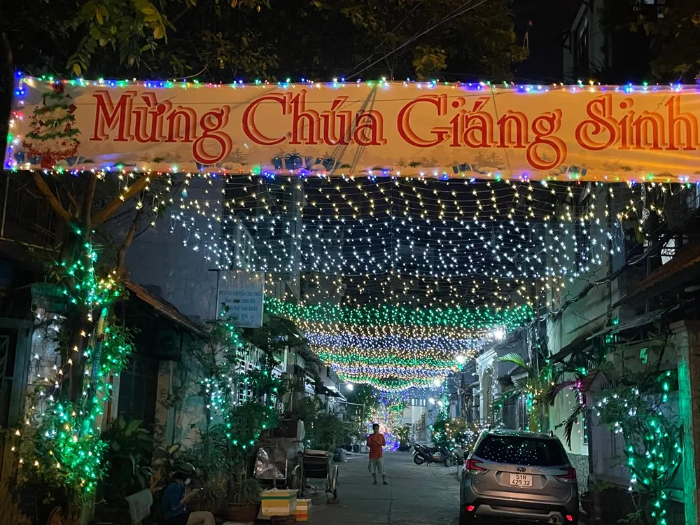 Xóm đạo trên đường Nguyễn Xuân Khoát (quận Tân Phú) được giăng mắc những bộ đèn nháy, cây thông Noel quấn đèn led lấp lánh.
