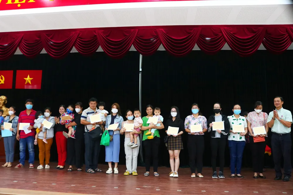 Các gói hỗ trợ được trao cho đại diện các gia đình trẻ em. Ảnh: T.N Các gói hỗ trợ được trao cho đại diện các gia đình trẻ em. Ảnh: T.N