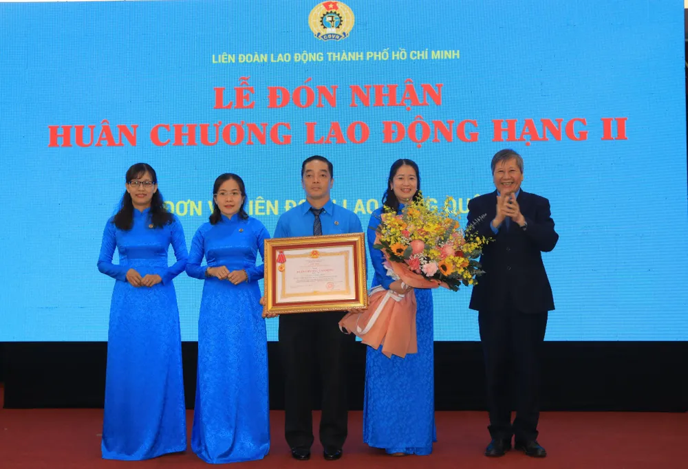 LĐLĐ quận 1 vinh dự đón nhận Huân chương lao động hạng nhì cho thành tích hoạt động Công đoàn và phong trào CNVC-LĐ. Ảnh: VÕ THƠ