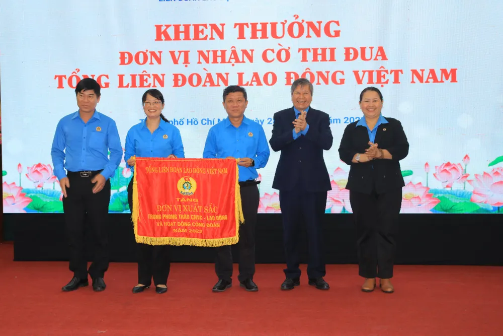 Ông Trần Thanh Hải trao tặng cờ thi đua xuất sắc của Tổng LĐLĐ Việt Nam cho LĐLĐ TP.HCM Ảnh: VÕ THƠ