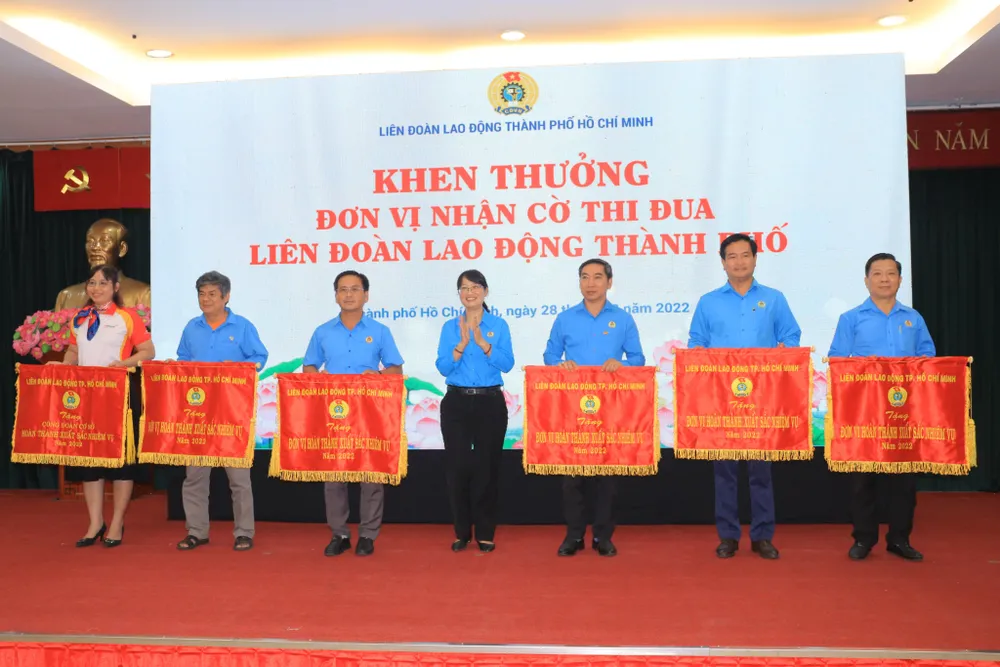 Các tập thể nhận cờ thi đua. Ảnh: VÕ THƠ