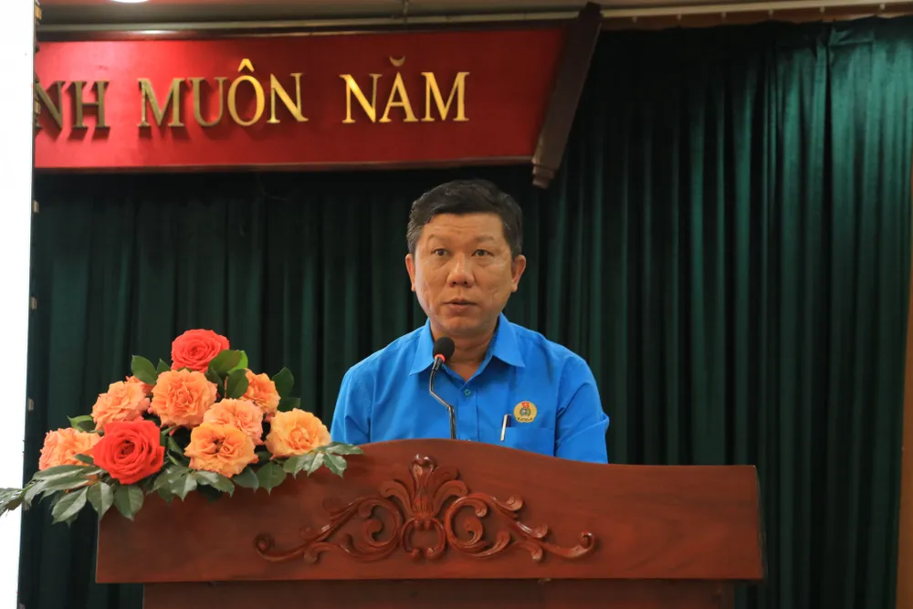 Ông Trần Đoàn Trung, Phó Chủ tịch Thường trực Liên đoàn Lao động TP.HCM báo cáo tại hội nghị. Ảnh: VÕ THƠ