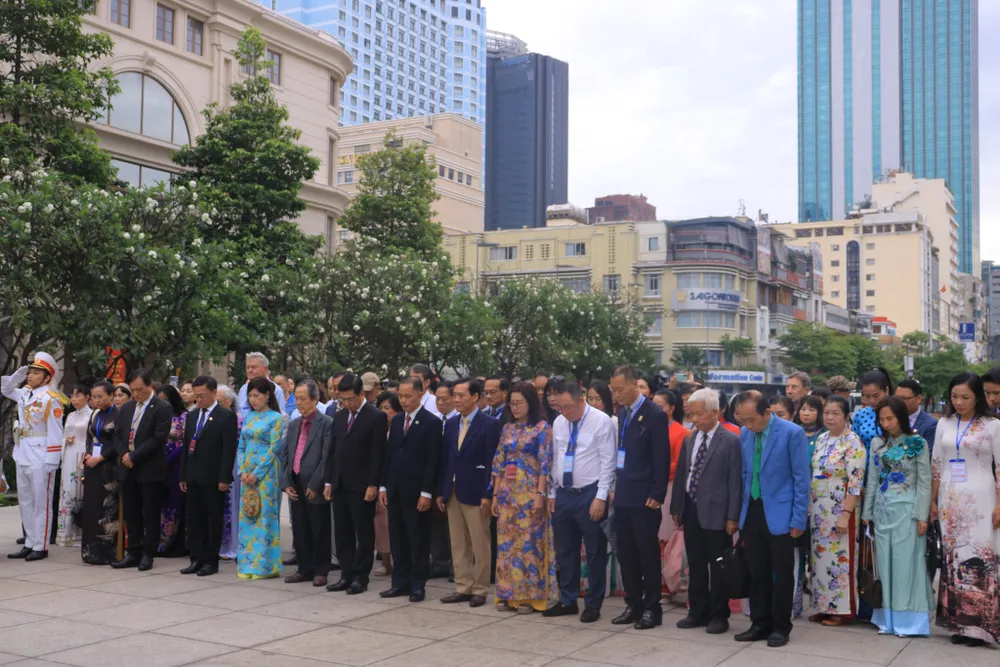 Đoàn đại biểu dành một phút mặc niệm để tưởng nhớ Chủ tịch Hồ Chí Minh. Ảnh: VÕ THƠ Đoàn đại biểu dành một phút mặc niệm để tưởng nhớ Chủ tịch Hồ Chí Minh. Ảnh: VÕ THƠ