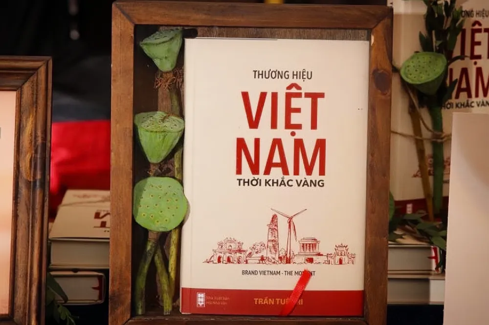 “Thương hiệu Việt Nam - thời khắc vàng” là quyển sách đầu tiên về thương hiệu quốc gia Việt Nam viết từ góc nhìn thực tế của những người con Việt Nam yêu nước, họ là những chuyên gia, người có tầm ảnh hưởng trong và ngoài nước. Ảnh: T.N