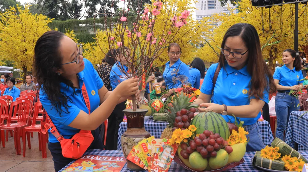 Đơn vị Công đoàn Báo Pháp Luật TP.HCM tất bật hoàn thiện mâm ngũ quả. Ảnh: V.T