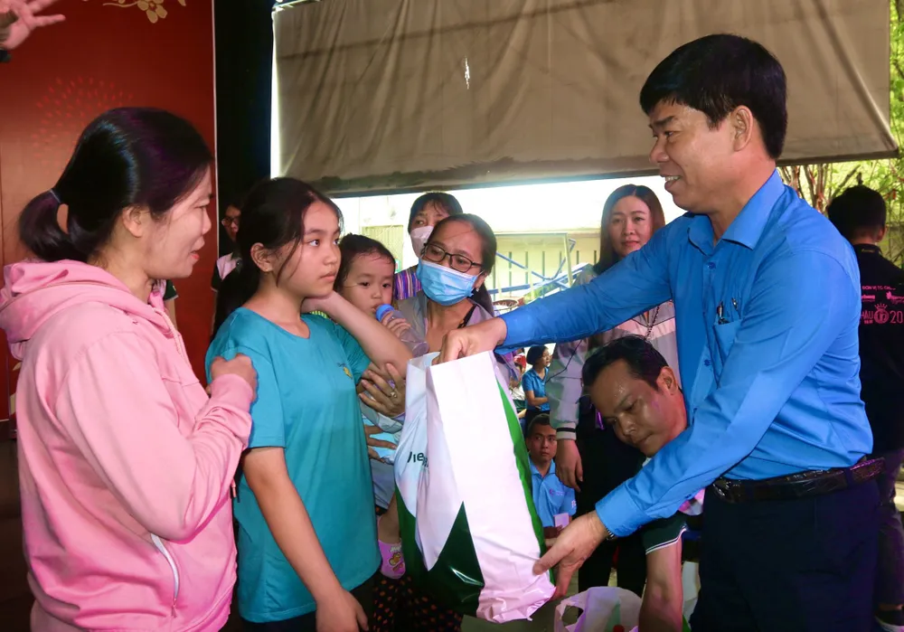 Ông Phạm Chí Tâm, Phó Chủ tịch LĐLĐ TP.HCM tặng quà các công nhân về Tết. Ảnh: TÚ NGÂN