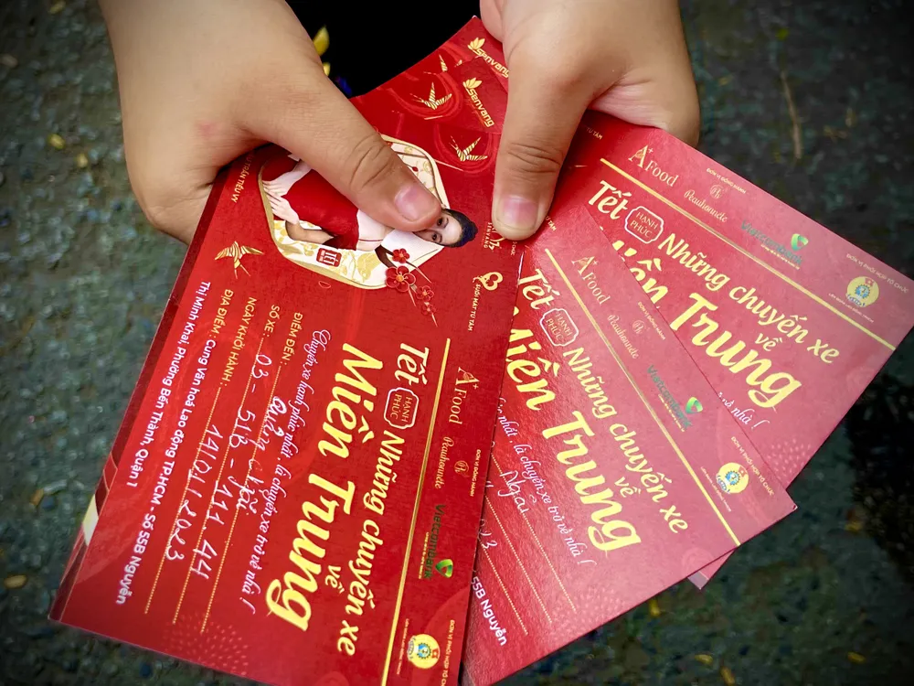 Những tấm vé xe 0 đồng đưa công nhân về Tết Quý Mão năm 2023. Ảnh: TÚ NGÂN