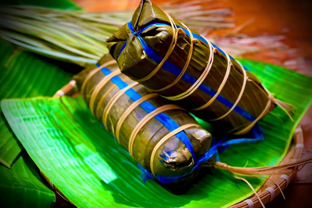 Đòn bánh tét to tròn giản đơn nhưng thể hiện ước mong về cuộc ấm no, đủ đầy của người dân Nam Bộ. Ảnh: TÚ NGÂN