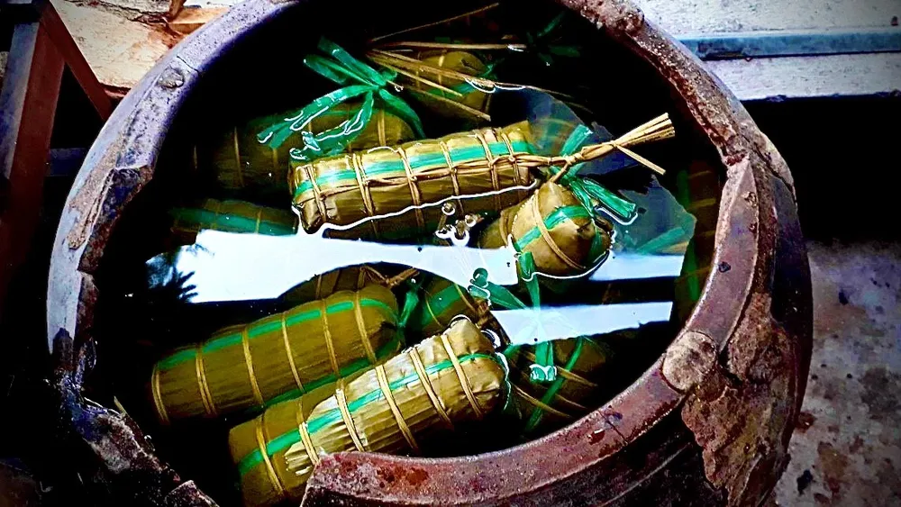 ...ngâm vào nước lạnh 20 phút cho ráo nước phục vụ khách hàng gần xa. Ảnh: TÚ NGÂN