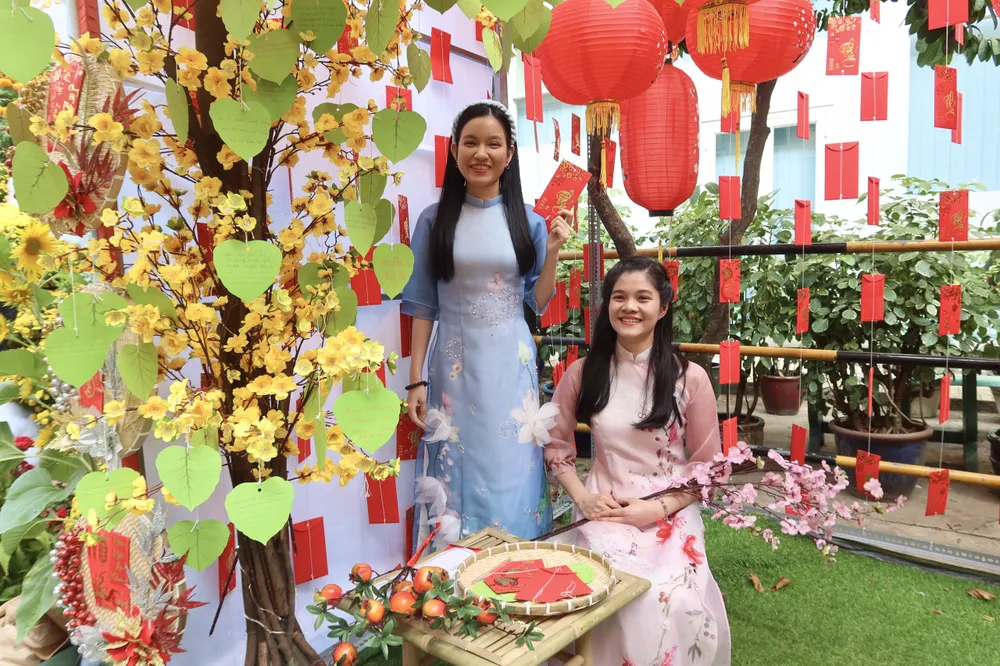 Chị Phương Quỳnh và Yến Khoa du xuân tại đường hoa của Bệnh viện Chợ Rẫy. Ảnh: THẢO PHƯƠNG