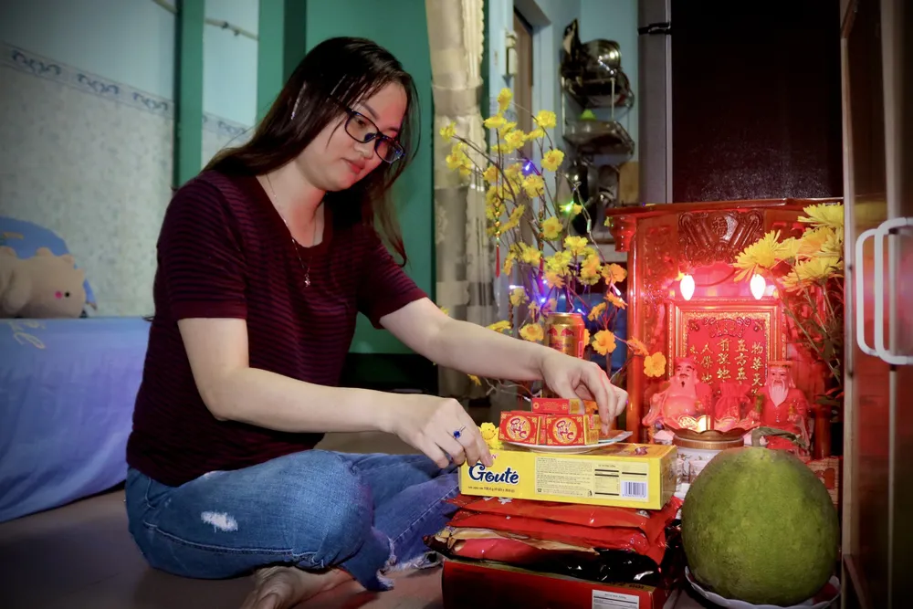 Lễ vật cúng Tết trong căn trọ nhỏ được chị Lê Thị Toán chuẩn bị chu đáo. Ảnh: TÚ NGÂN Lễ vật cúng Tết trong căn trọ nhỏ được chị Lê Thị Toán chuẩn bị chu đáo. Ảnh: TÚ NGÂN