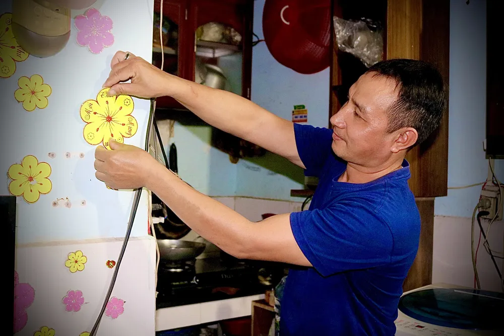 Dù không được đón Tết ở quê nhà nhưng anh Hoàng Trung Kiên vẫn tỉ mỉ trang trí căn trọ của mình một ít hoa mai, hoa đào để tăng thêm không khí vui tươi. Ảnh: TÚ NGÂN Dù không được đón Tết ở quê nhà nhưng anh Hoàng Trung Kiên vẫn tỉ mỉ trang trí căn trọ của mình một ít hoa mai, hoa đào để tăng thêm không khí vui tươi. Ảnh: TÚ NGÂN