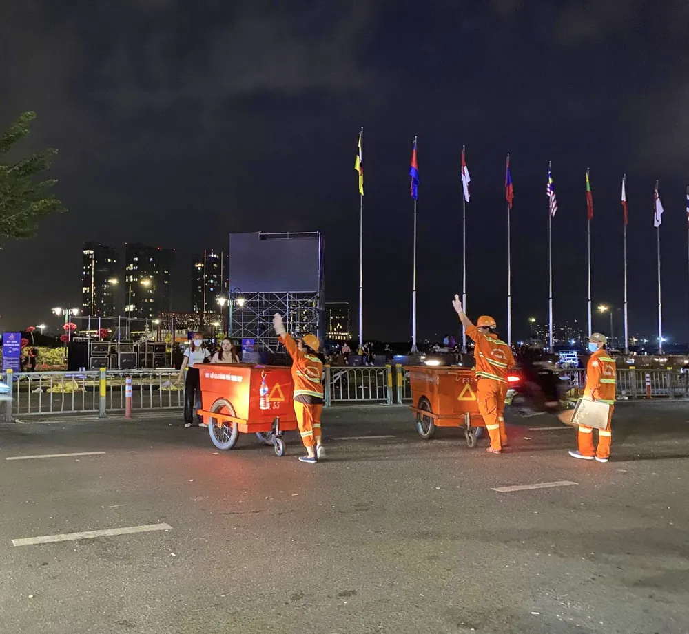 Sau màn bắn pháo hoa đêm giao thừa thì công nhân môi trường bắt đầu công việc đầu năm mới. Ảnh: TRẦN MINH