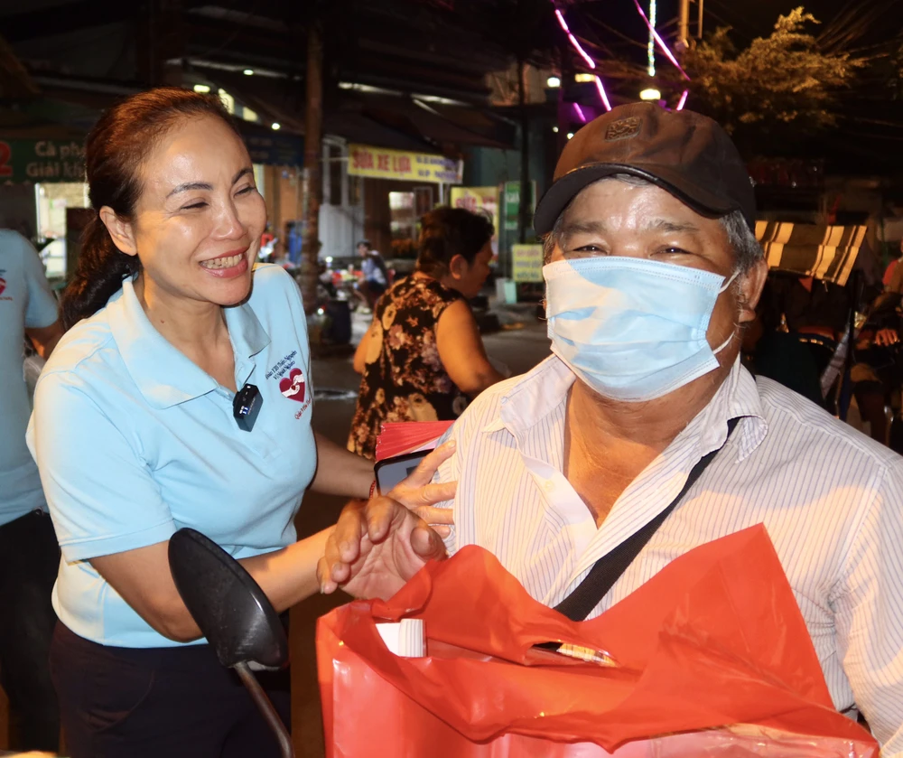 BS Lê Thanh Nga thăm hỏi và trao quà Tết cho người nghèo đêm giao thừa. Ảnh: TRẦN MINH