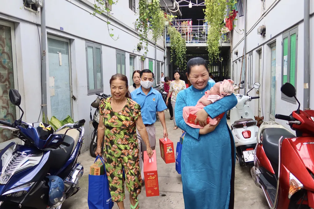 Bà Lê Thị Kim Thúy (Phó Chủ tịch LĐLĐ TP.HCM) đi thăm hỏi và trao quà Tết đến từng phòng. Ảnh: TRẦN MINH Bà Lê Thị Kim Thúy (Phó Chủ tịch LĐLĐ TP.HCM) đi thăm hỏi và trao quà Tết đến từng phòng. Ảnh: TRẦN MINH