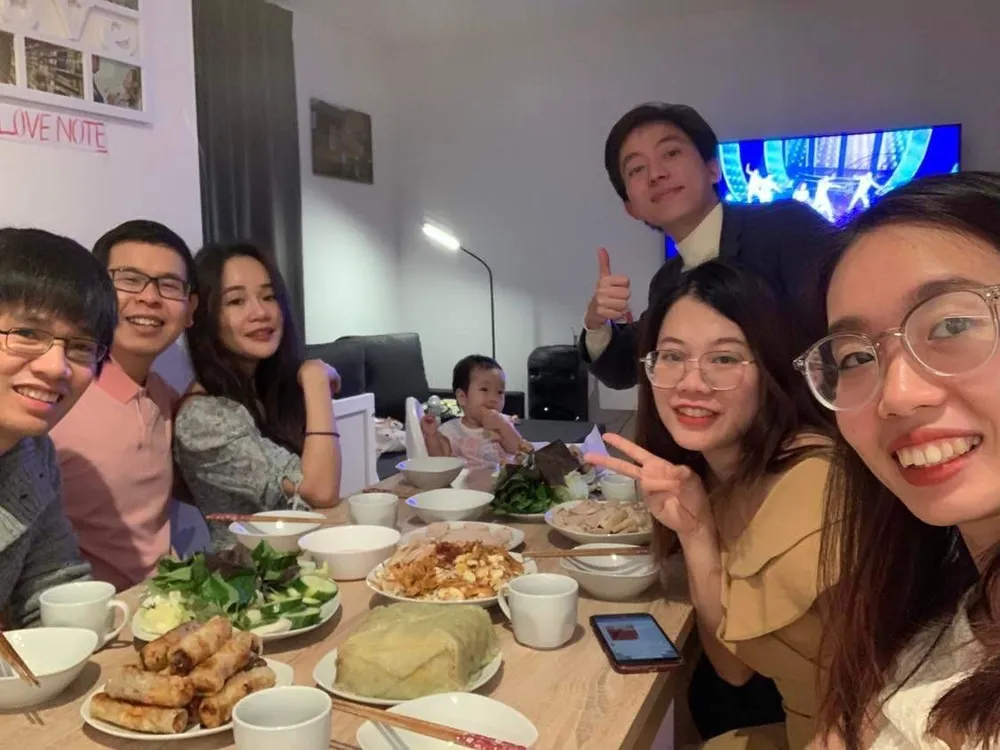 Anh Sơn (áo hồng) cùng một số người bạn quay quần bên mâm cơm Việt những ngày đầu năm mới. Ảnh: NVCC