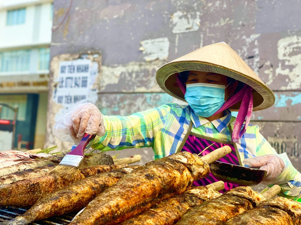 Bà Nguyễn Thị Cúc là một trong những người bán cá lóc nướng đầu tiên tại tuyến đường Tân Kỳ Tân Quý. Ảnh: TÚ NGÂN