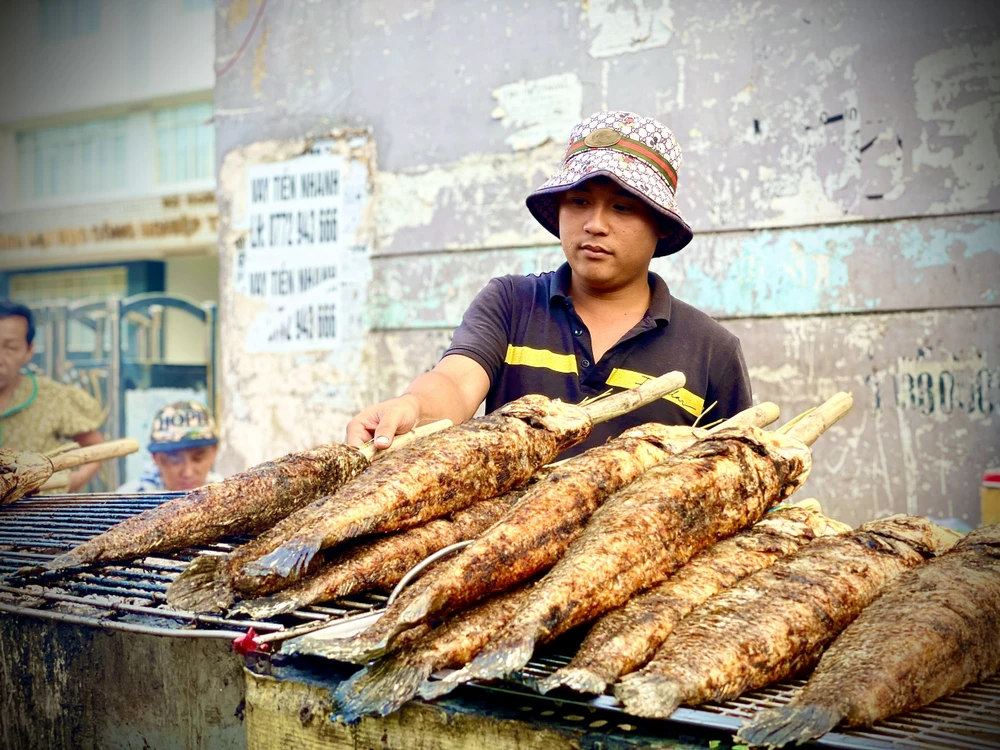 Dù chỉ mới 24 tuổi, nhưng anh đã có 6 năm kinh nghiệm trong việc nướng cá vì thế anh cũng là một trong những người đứng bếp chính của quầy hàng. Ảnh: TÚ NGÂN