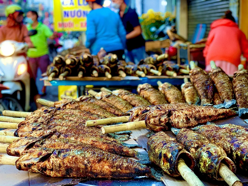 Mùi thơm ngào ngạt từ cá lóc nướng dậy lên khắp cả phố cá lóc nướng.